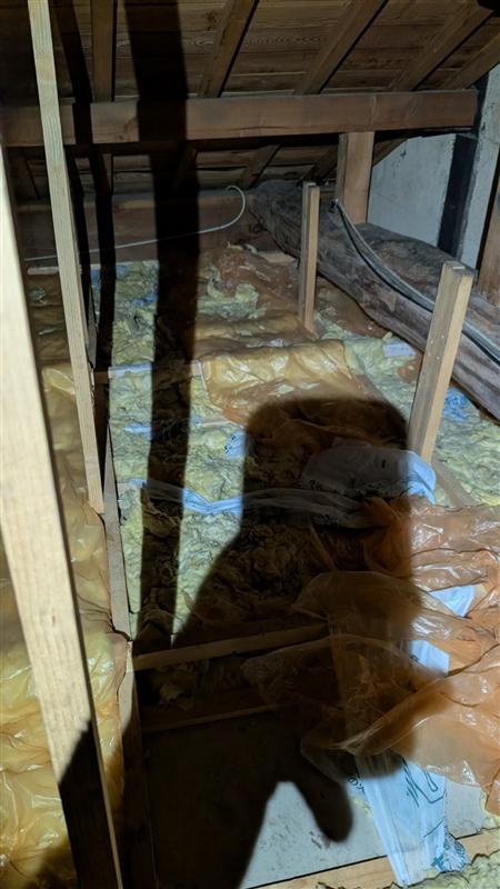 害獣が通り道にして、めくれて散らばった天井裏の断熱材。糞尿を吸った断熱材は使えないので、取り除いて新しいものに替えます。